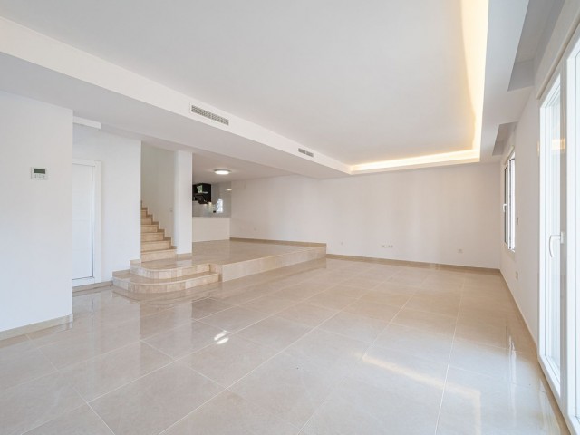 Maison mitoyenne avec 3 Chambres  à Nueva Andalucía