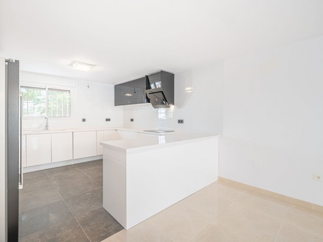 Maison mitoyenne avec 3 Chambres  à Nueva Andalucía