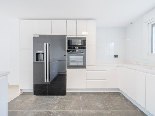 Maison mitoyenne avec 3 Chambres  à Nueva Andalucía