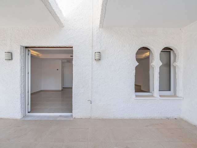 Maison mitoyenne avec 3 Chambres  à Nueva Andalucía