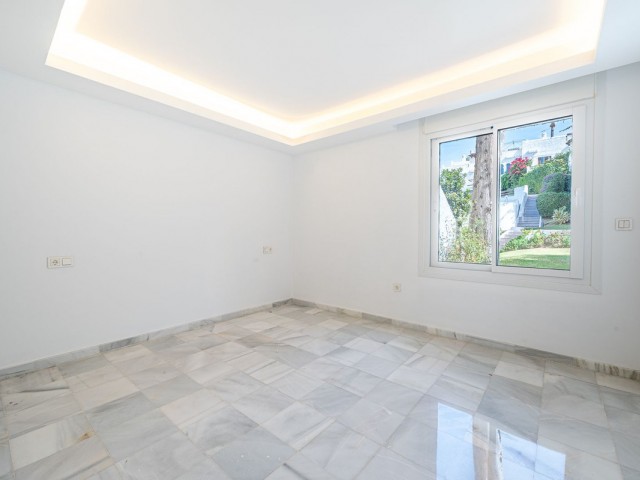 Maison mitoyenne avec 3 Chambres  à Nueva Andalucía