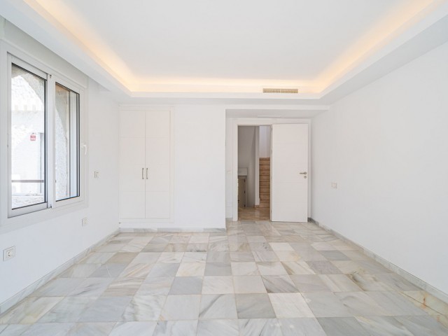 Maison mitoyenne avec 3 Chambres  à Nueva Andalucía