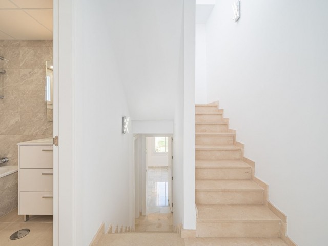 Maison mitoyenne avec 3 Chambres  à Nueva Andalucía