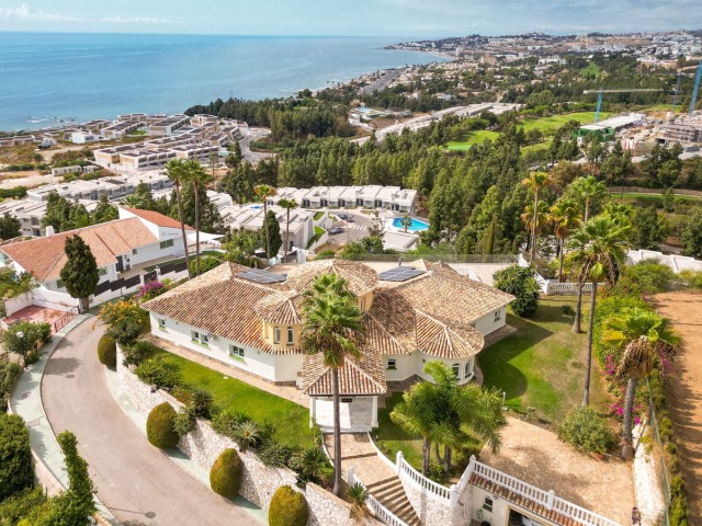 5 Bedrooms Villa in Mijas Costa