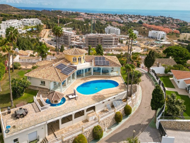5 Bedrooms Villa in Mijas Costa