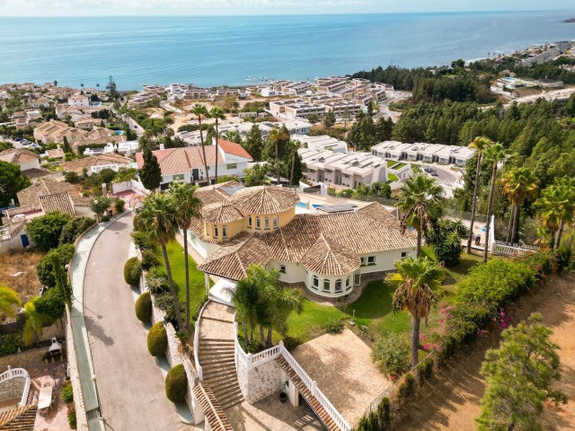 5 Bedrooms Villa in Mijas Costa