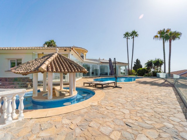 5 Bedrooms Villa in Mijas Costa
