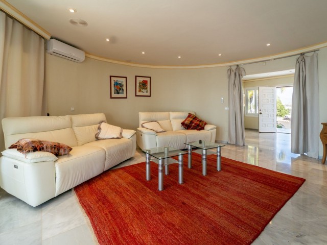 5 Bedrooms Villa in Mijas Costa
