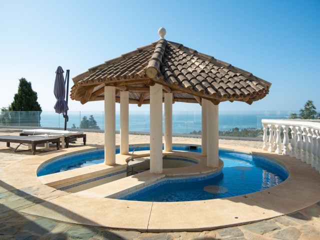 5 Bedrooms Villa in Mijas Costa