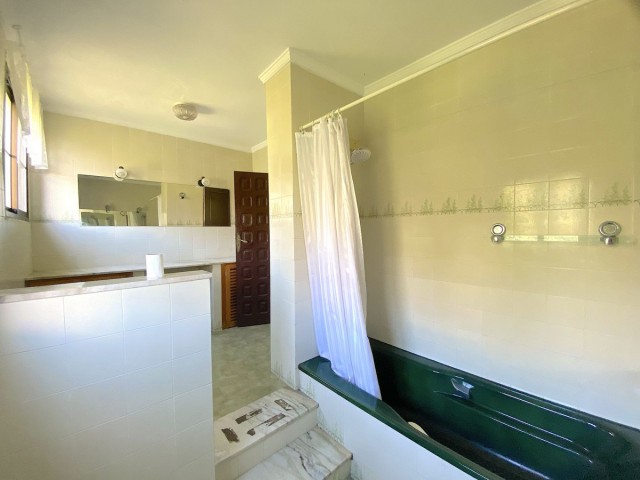 5 Bedrooms Villa in Mijas