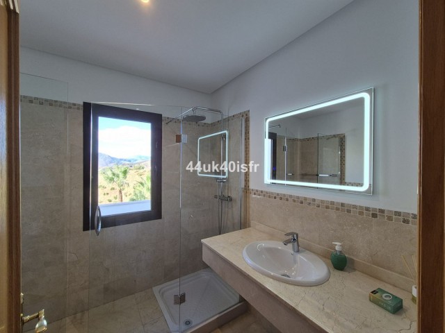 Villa avec 4 Chambres  à Valtocado