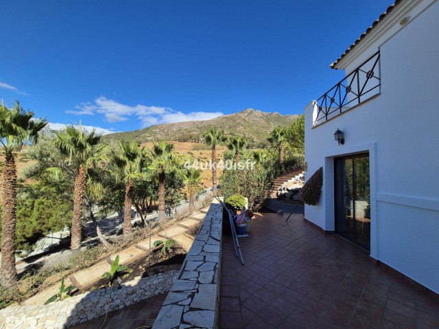 Villa avec 4 Chambres  à Valtocado