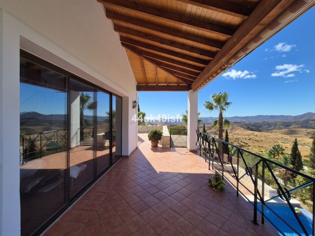 Villa avec 4 Chambres  à Valtocado