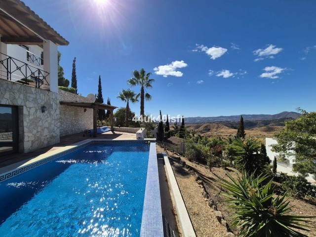 Villa avec 4 Chambres  à Valtocado