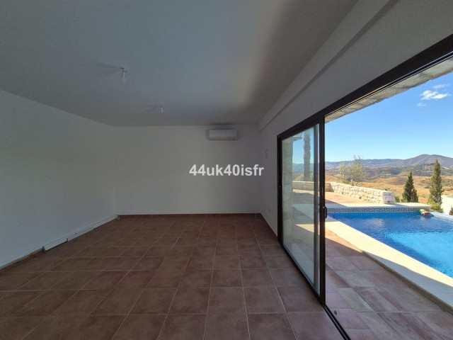 Villa avec 4 Chambres  à Valtocado