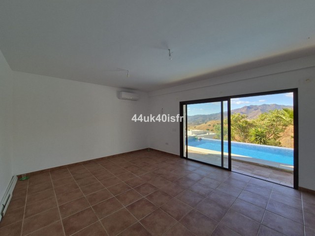 Villa avec 4 Chambres  à Valtocado