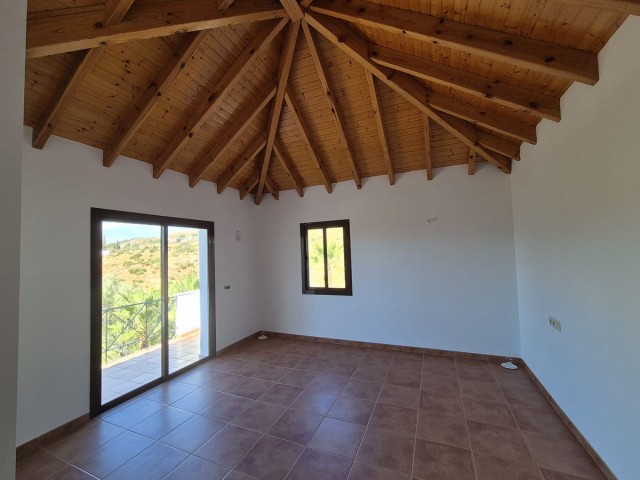 Villa con 4 Dormitorios  en Valtocado