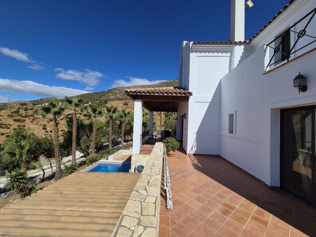 Villa con 4 Dormitorios  en Valtocado