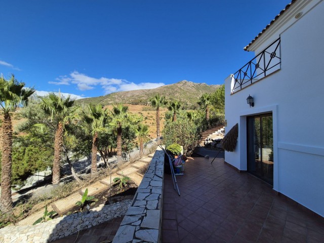 Villa con 4 Dormitorios  en Valtocado