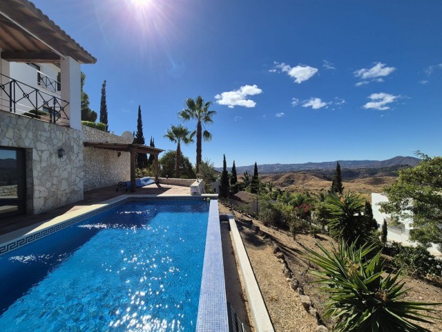 Villa con 4 Dormitorios  en Valtocado