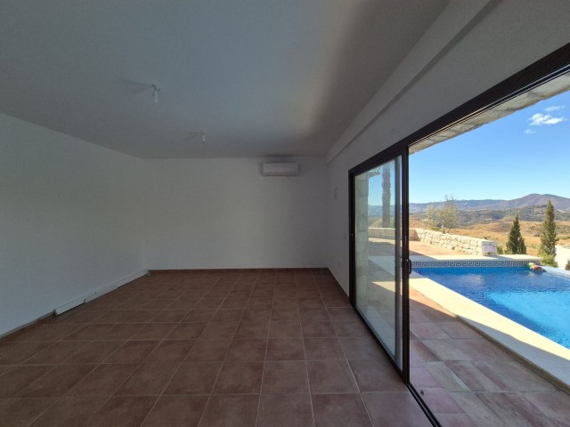 Villa con 4 Dormitorios  en Valtocado