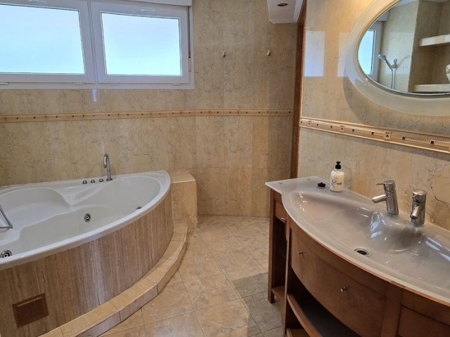 2 Sovrums Lägenhet i Fuengirola