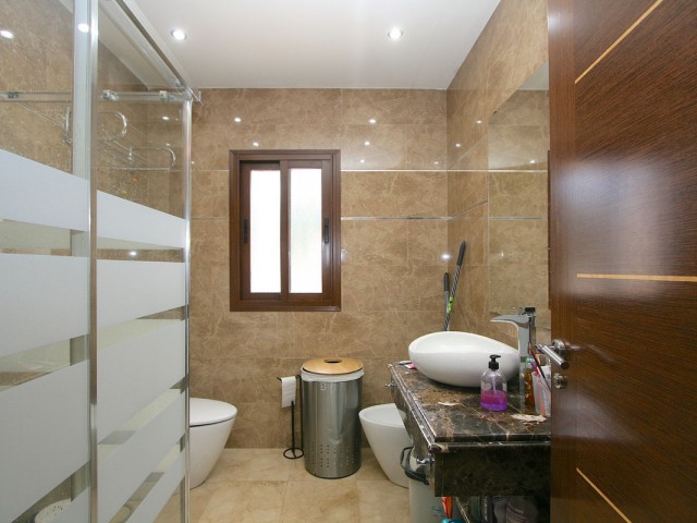 8 Bedrooms Villa in Sierrezuela