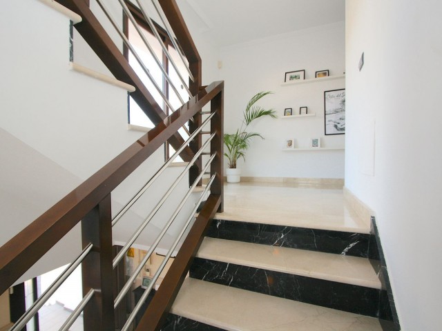 8 Bedrooms Villa in Sierrezuela