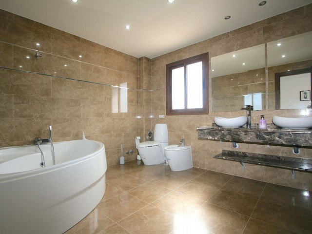 8 Makuuhuoneen Huvila Sierrezuela