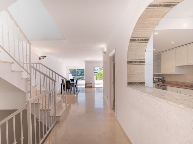 Maison mitoyenne avec 4 Chambres  à Benahavís