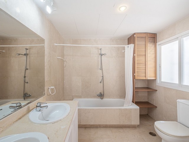 Maison mitoyenne avec 4 Chambres  à Benahavís