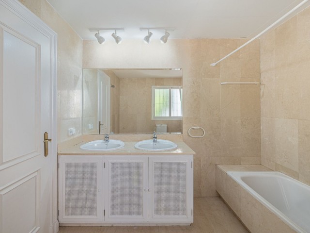 Maison mitoyenne avec 4 Chambres  à Benahavís