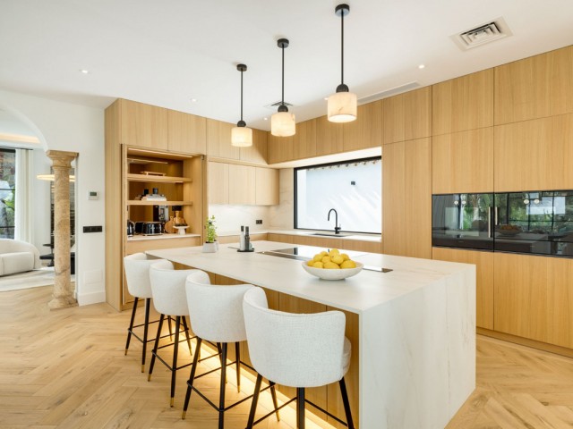 5 Bedrooms Villa in Benahavís