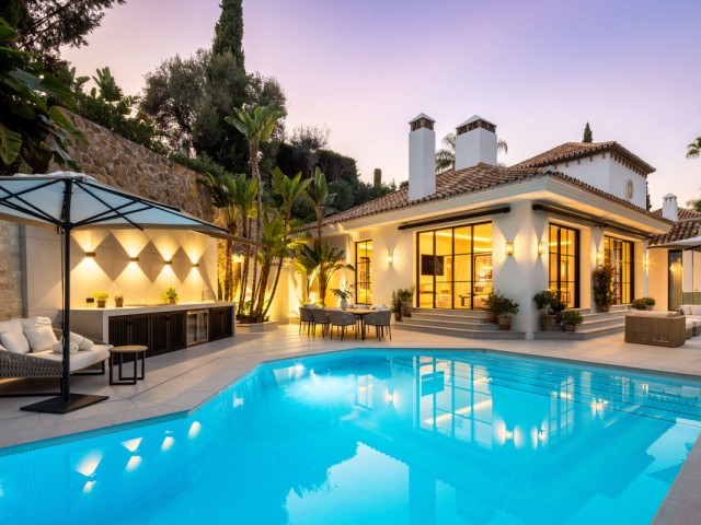 5 Bedrooms Villa in Benahavís