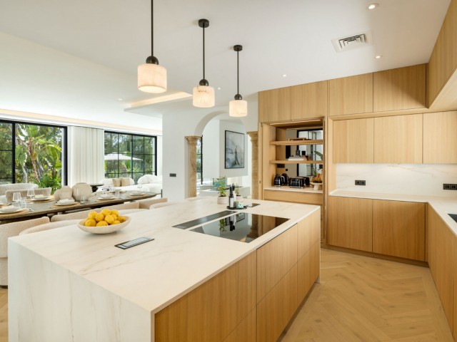 5 Bedrooms Villa in Benahavís