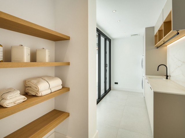 5 Bedrooms Villa in Benahavís