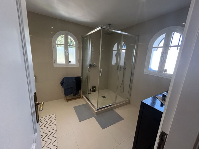 5 Soveroms Villa i Elviria