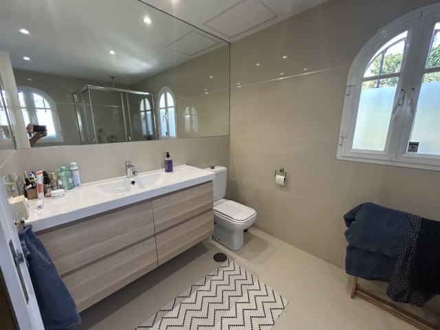 Villa con 5 Dormitorios  en Elviria