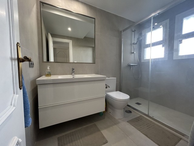 Villa con 5 Dormitorios  en Elviria