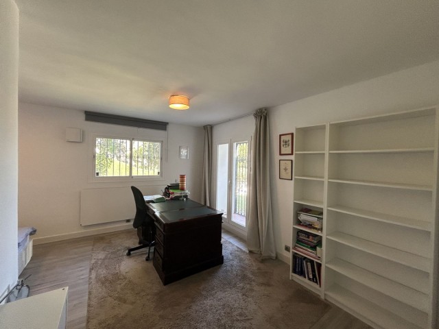 Villa con 5 Dormitorios  en Elviria