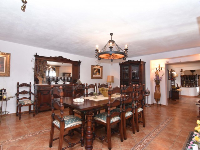 8 Bedrooms Villa in Mijas