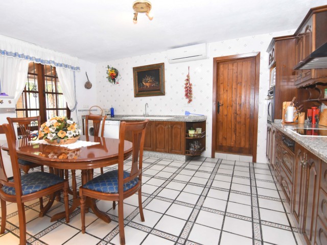 8 Bedrooms Villa in Mijas