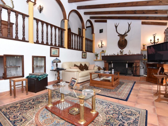 8 Bedrooms Villa in Mijas