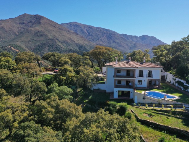 5 Bedrooms Villa in Casares