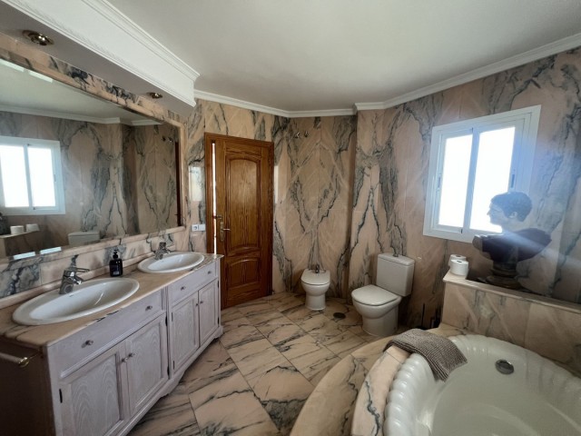 Villa avec 5 Chambres  à San Pedro de Alcántara