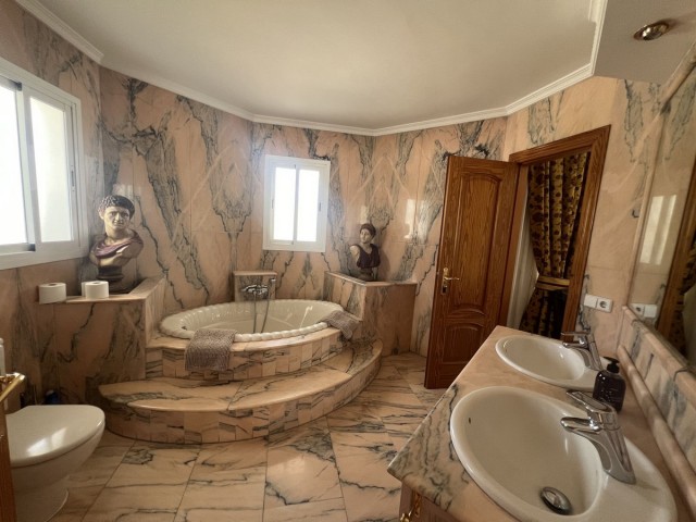 Villa con 5 Dormitorios  en San Pedro de Alcántara