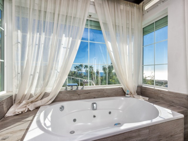 7 Soveroms Villa i Estepona