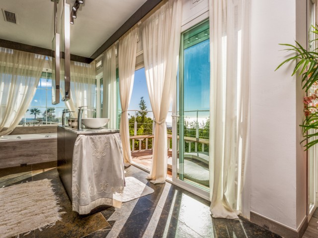 7 Soveroms Villa i Estepona