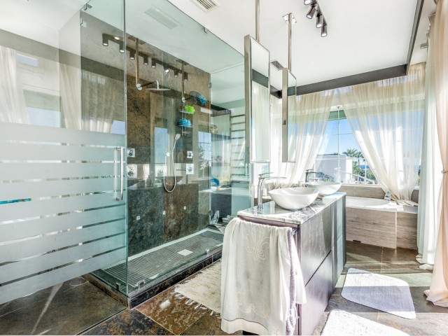 7 Soveroms Villa i Estepona