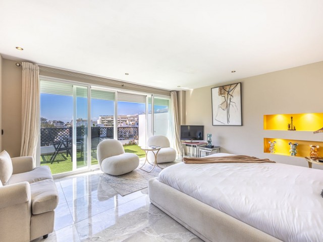 4 Bedrooms Apartment in Puerto Banús